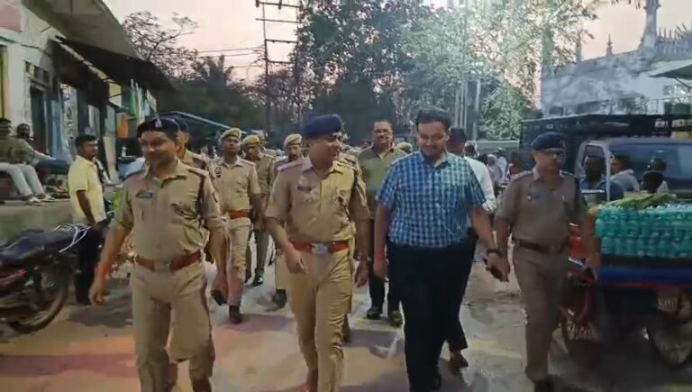 बकरीद को लेकर गाजीपुर में प्रशासन अलर्ट, डीएम-एसपी ने किया फ्लैग मार्च