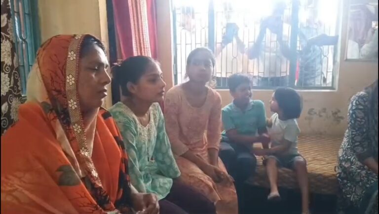 दुकानदार आत्महत्या प्रकरण में परिजनों से मिले डीएम, सहायता व निष्पक्ष जांच का दिया भरोसा
