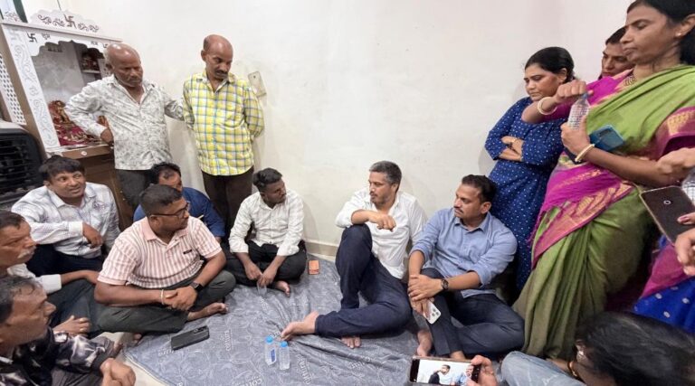 सोनम डोंगरे के परिजनों से मिले विधायक रोहित पवार, निष्पक्ष जांच व दोषियों पर सख्त कार्रवाई की मांग