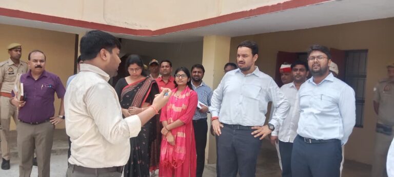 जिलाधिकारी अनुपम शुक्ला एवं मुख्य विकास अधिकारी आलोक प्रसाद ने कस्तूरबा गांधी बालिका विद्यालय सादात-जखनियां का किया औचक निरीक्षण