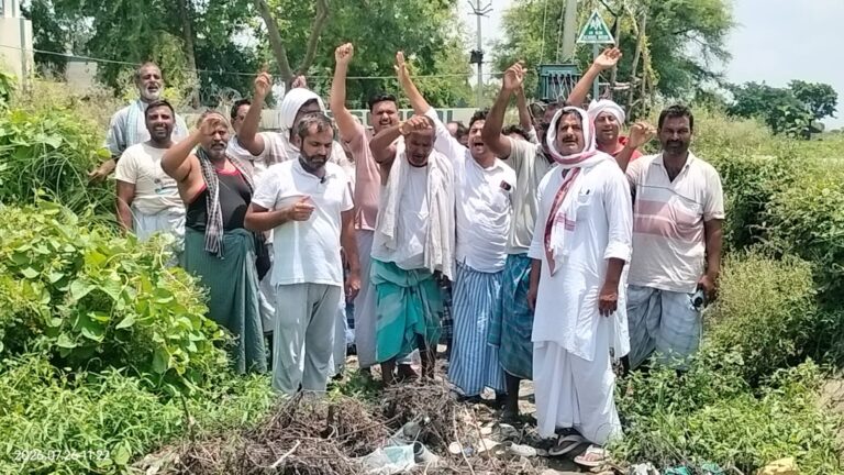 माइनर में पानी नहीं पहुंचने से भड़के किसान, डीएम से लगाई गुहार