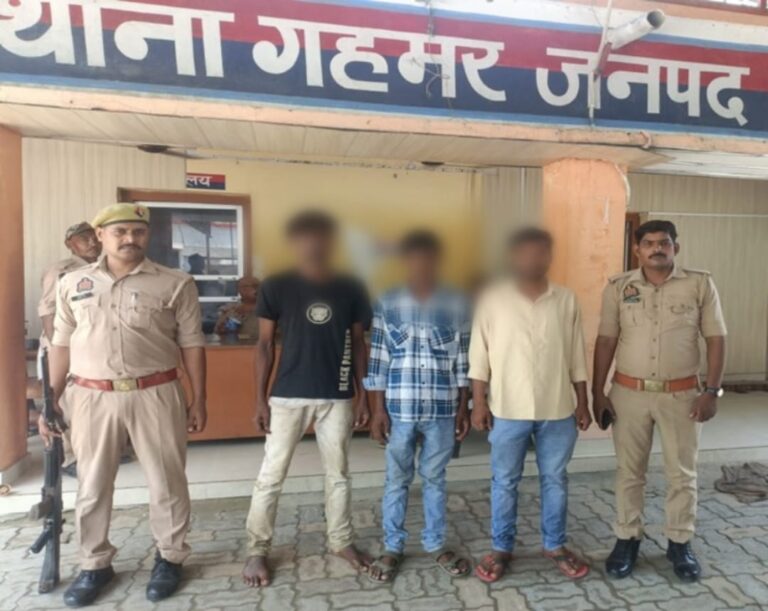 भटकते मिले मानसिक रूप से अस्वस्थ व्यक्ति को गहमर पुलिस ने परिजनों से मिलाया