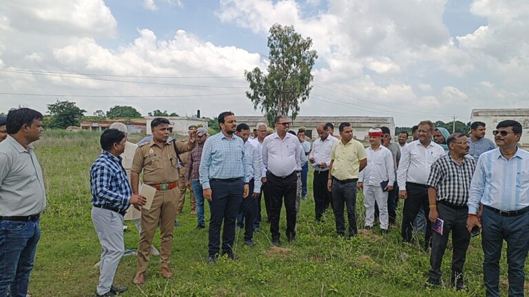 मुख्यमंत्री के संभावित आगमन को लेकर डीएम-एसपी ने नवीन मंडी का किया निरीक्षण