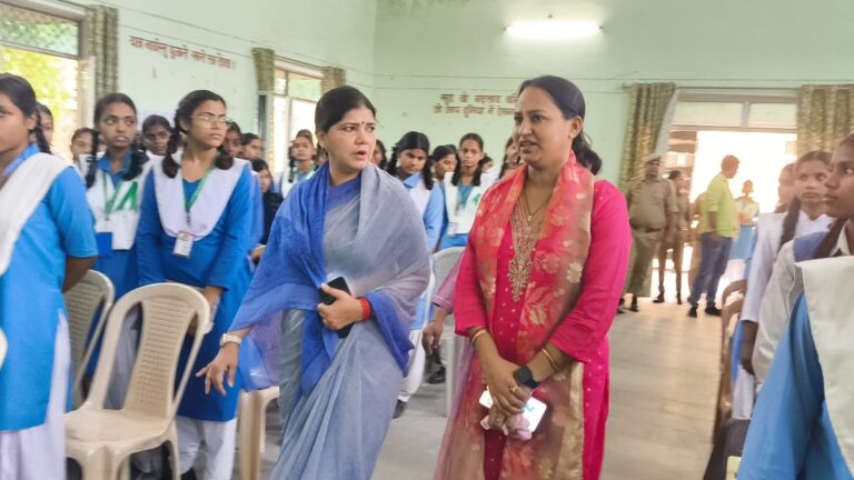 महिला आयोग की उपाध्यक्ष चारु चौधरी ने जीजीआईसी में छात्राओं को किया जागरूक, महिला अस्पताल का भी किया निरीक्षण