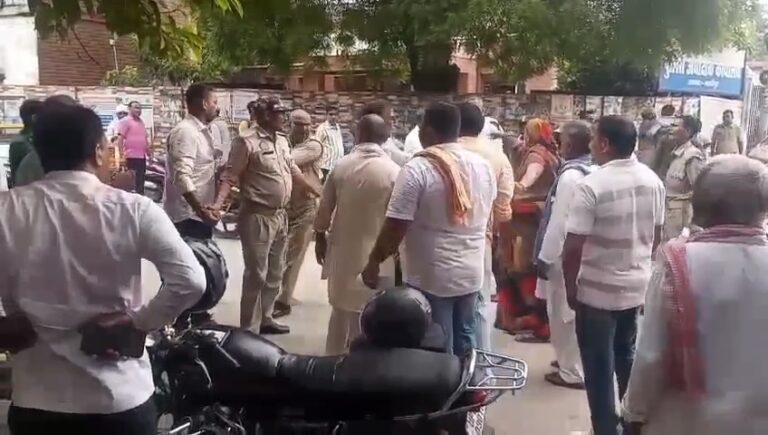 पति-पत्नी विवाद में एसपी कार्यालय के सामने सड़क पर भिड़े दोनों पक्ष, मारपीट से मचा हंगामा