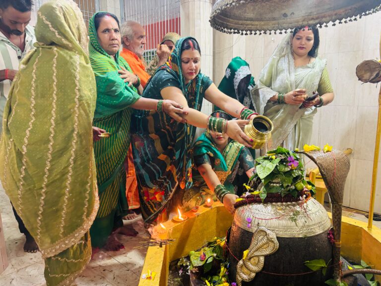 सावन के पहले सोमवार को शिवालयों में उमड़ा आस्था का सैलाब, गूंजा हर-हर महादेव