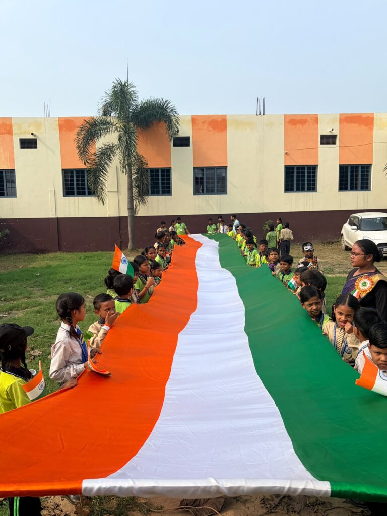 देशभक्ति के नारों से गूंजा दुल्हीपुर, विद्यार्थियों ने निकाली भव्य तिरंगा यात्रा