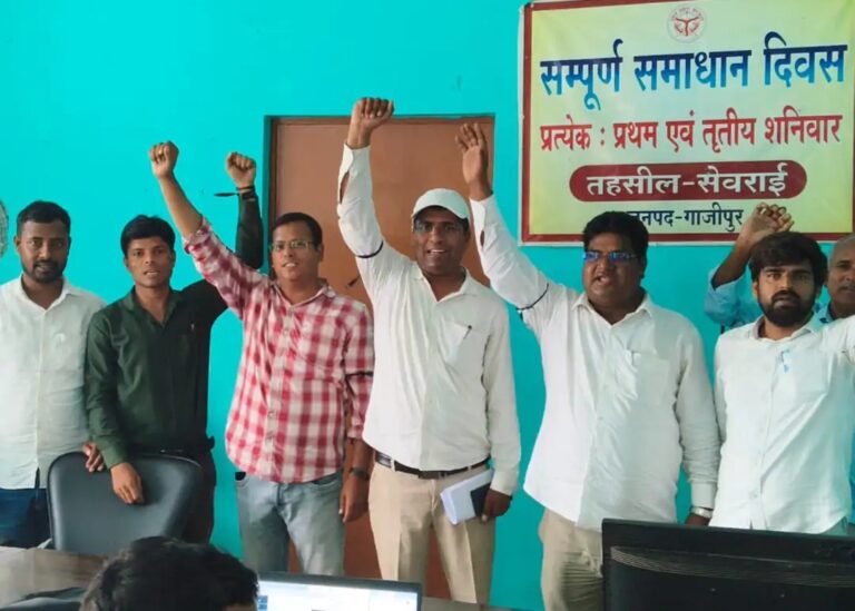 एसीओ की ट्रैप कार्रवाई के विरोध में लेखपालों ने सौंपा ज्ञापन